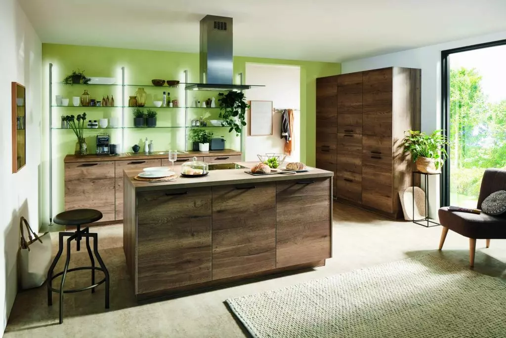 Cucina moderna con tinte legno eleganti e sfumature calde.